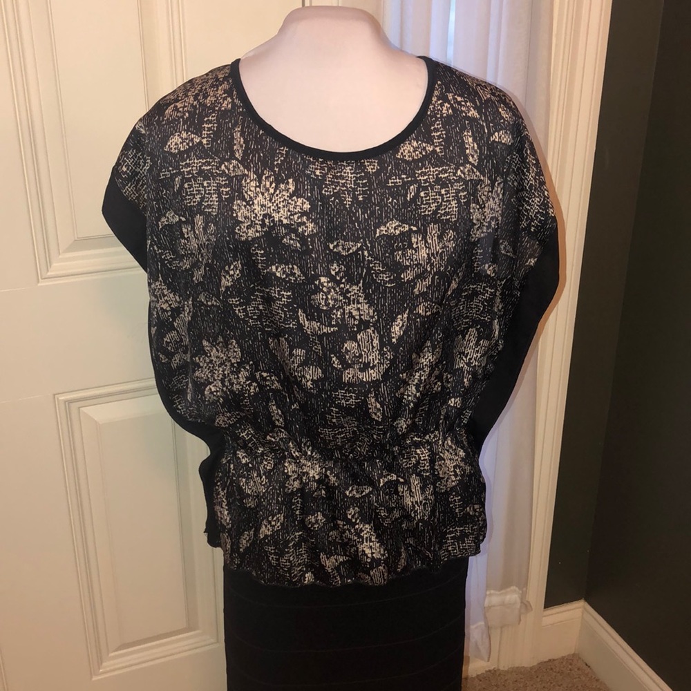 🚂Lavish Tunic top with elastic waist and open ar